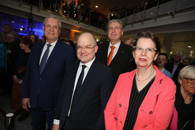 CSU-Bundestagsabgeordneter Sebastian Brehm (vorne) mit SPD-Stadtratsfraktionsvorsitzender Christine Kayser. Im Hintergrund Innenminister Joachim Herrmann und Messe-Chef Peter Ottmann.