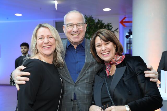 wbg-Sprecher Dieter Barth als Hahn im Korb mit Bayernhafen-Sprecherin Elke Wechsler (li.) und Künstlerin Birgit Osten.