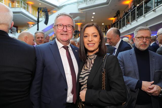 Der neue CSU-Landtagsabgeordnete und Thomas Pirner mit Ehefrau Vanessa.