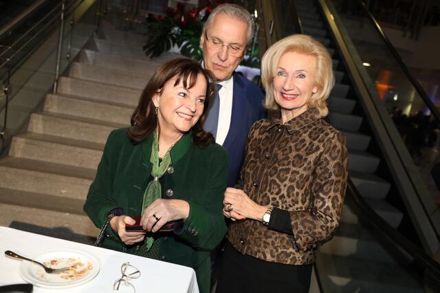 Europapolitikerin Marlene Mortler (li., CSU) mit Innenminister Joachim Herrmann und Prof. Dr. Julia Lehner.