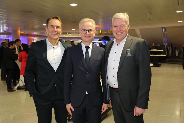 Von links: Funkhaus-Geschäftsführer Alexander Koller, Dr. Michael Kläver (Stellvertretendes Vorstandsmitglied Sparkasse Nürnberg) und MarktSpiegel-Geschäftsführer Harald Greiner.