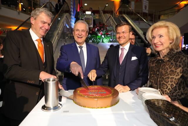 50 Jahre Messe! CEO Peter Ottmann, Innenminister Joachim Herrmann, OB Marcus König und Kulturbürgermeisterin Prof. Dr. Julia Lehner (v.li.) schneiden die Torte an.
