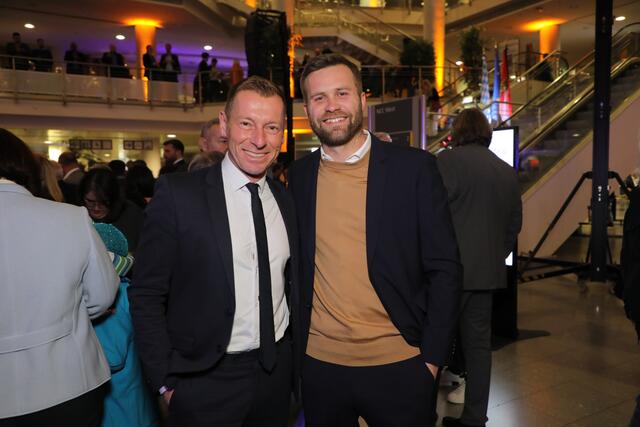 Markus Othmer (Sportschau, li.) und Hockey-Olympiasieger und CSU-Stadtrat Max Müller.