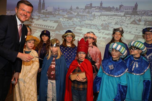 Schöne Tradition: OB Marcus König empfängt die Sternsinger.