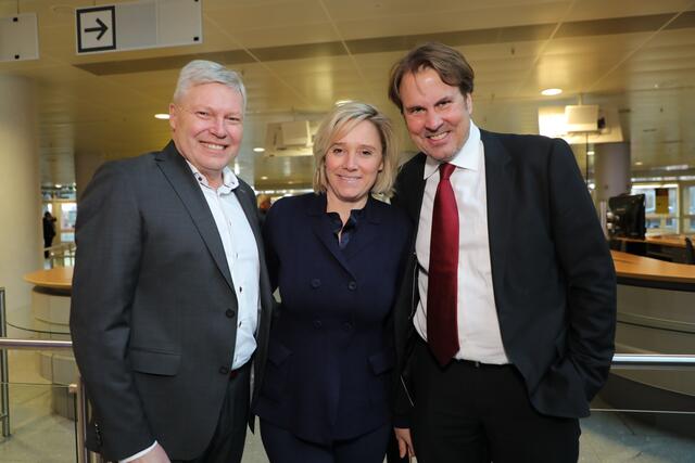 Medienunternehmer Michael Oschmann (re., SELLWERK, Müller Medien) mit Hotel-Unternehmerin Julia Rübsamen und MarktSpiegel-Geschäftsführer Harald Greiner.