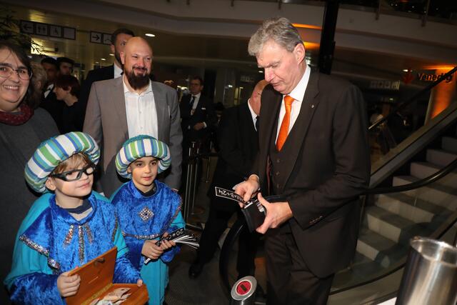 Messe-CEO Peter Ottmann greift für die Sternsinger in die Börse.