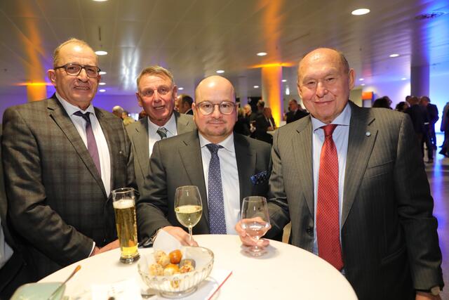 Der Schausteller-Tisch (v.li.): Georg Bernhard (Vors. Marktkaufleute), Rudi Bergmann, Karl-Heinz Hartnagel und Lorenz Kalb.