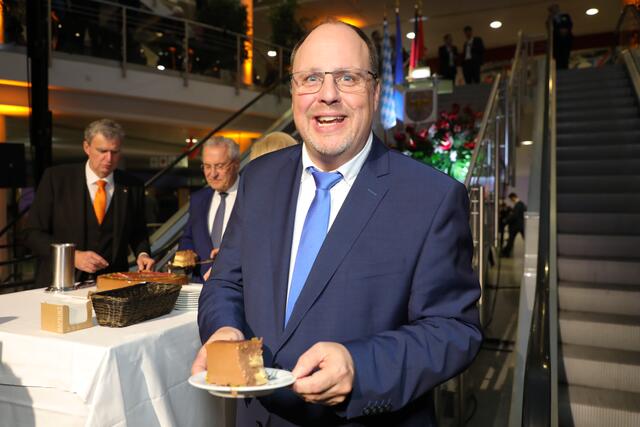 Bürgermeister Christian Vogel hat sich ein Stück Torte gesichert.