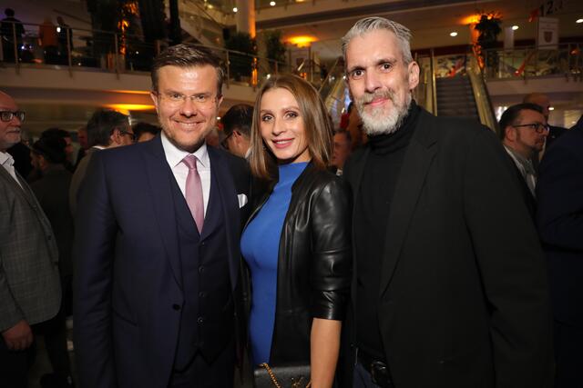 OB Marcus König mit Olesja und Wolfgang Hofer (Vodafone Mobilfunk Center Hofer).