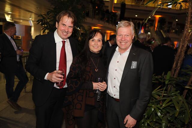 Medienunternehmer Michael Oschmann (li., SELLWERK, Müller Medien) mit PR-Lady Sabine Michel (smic! Events) und MarktSpiegel-Geschäftsführer Harald Greiner.