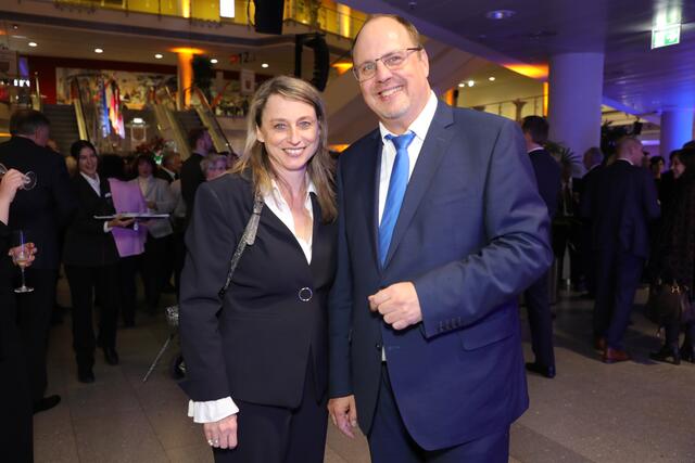 Katja Strohhacker, Geschäftsführerin, Stadtreklame Nürnberg GmbH, mit Bürgermeister Christian Vogel.