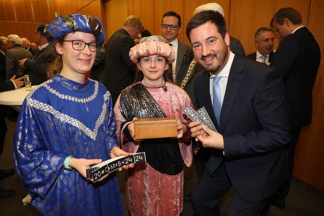 Sven Heublein (re.), Kommunikationsmanager des Oberbürgermeisters der Stadt Nürnberg, mit den Sternsingern.
