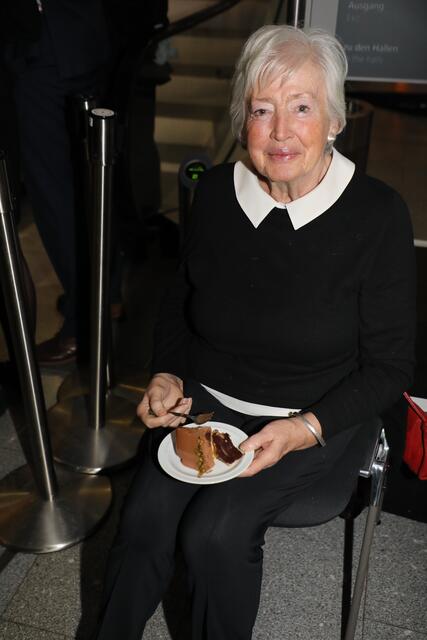 SPD-Legende Renate Schmidt lässt sich ein Stück Torte schmecken.