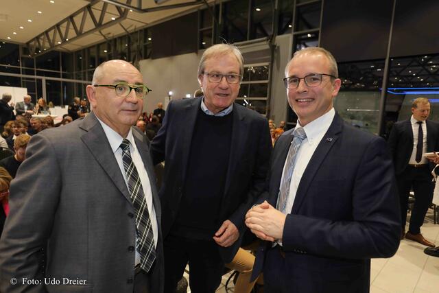 Wilhelm Graf und Uwe Feser, beide Geschäftsführer der Feser-Graf Gruppe, mit Tobias Winkler, MdB und Mitglied im Europaausschuss. | Foto: Udo Dreier