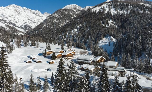 Majestätisch: Das Almwellness Resort Tuffbad auf einer Anhöhe im Kärntner Lesachtal. | Foto: Martin Lugger