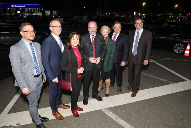 Ein warmer Empfang für Manfred Weber, MdEP und EVP-Partei und Fraktionsvorsitzender (Mitte) durch (v.r.) Thomas Winning, CSU-Kreisvorsitzender, Dietmar Helm, 3. Bürgermeister Fürth, Petra Guttenberger, MdL, Marlene Mortler, MdEP, Tobias Winkler, MdB und Mitglied im Europaausschuss, und Werner Stieglitz, BWK-Geschäftsführer. | Foto: Jürgen Friedrich. Impressionen vom Neujahrsempfang 2024 im VW Zentrum Wilhelm Graf in Fürth.