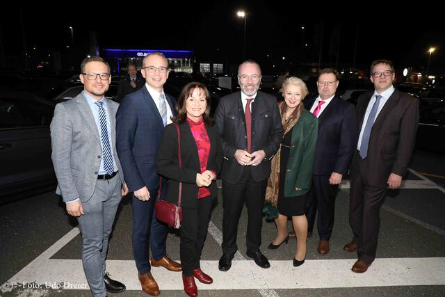 Ein warmer Empfang für Manfred Weber, MdEP und EVP-Partei und Fraktionsvorsitzender (Mitte) durch (v.r.) Thomas Winning, CSU-Kreisvorsitzender, Dietmar Helm, 3. Bürgermeister Fürth, Petra Guttenberger, MdL, Marlene Mortler, MdEP, Tobias Winkler, MdB und Mitglied im Europaausschuss, und Werner Stieglitz, BWK-Geschäftsführer.