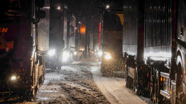 Auf den Autobahnen 4, 5 und 7 in Osthessen ging nichts mehr: Lkw sind auf der schneebedeckten Fahrbahn stecken geblieben. Es bildeten sich kilometerlange Staus, viele Autofahrer saßen in der Nacht fest.  | Foto: Bernd März/dpa