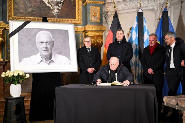 Jan-Christian Dreesen (l-r), Uli Hoeneß (sitzend), Markus Söder (CSU), Karl-Heinz Rummenigge und Herbert Hainer tragen sich ins Kondolenzbuch ein.  | Foto: Tobias Hase/dpa