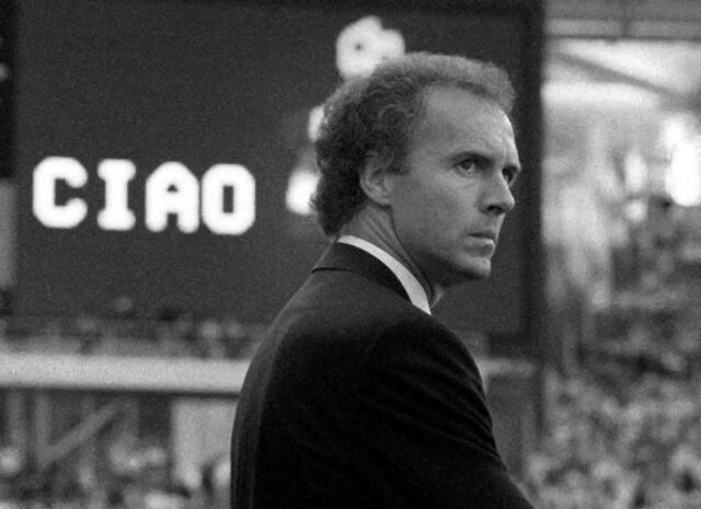 Der damalige Teamchef der deutschen Fußball-Nationalmannschaft, Franz Beckenbauer, steht im Olympiastadion am Rand des Spielfeldes.  | Foto: Martina Hellmann/dpa/Archivbild