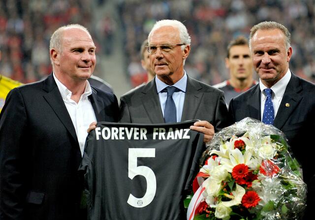 Bayerns Präsident Uli Hoeneß (l-r), Ehrenpräsident Franz Beckenbauer und der Vorstandsvorsitzende Karl-Heinz Rummenigge.  | Foto:  Andreas Gebert/dpa/Archivbild