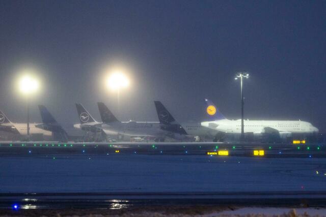 Auch heute wurden Flüge am Frankfurter Flughafen annulliert.  | Foto: : Lando Hass/dpa