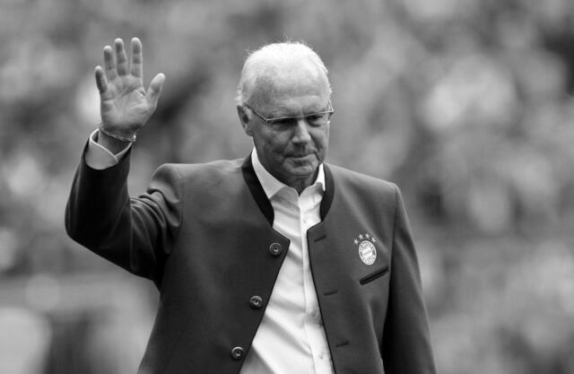 Ehrenpräsident Franz Beckenbauer von München geht während der Präsentation der Meistermannschaften vor Spielbeginn zum Podium und winkt.  | Foto:  picture alliance / dpa