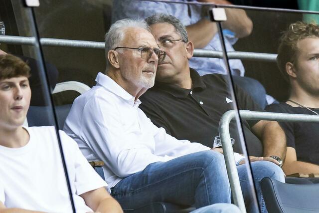 Franz Beckenbauer sitzt auf der Tribüne.  | Foto: Tom Weller/dpa/Archivbild