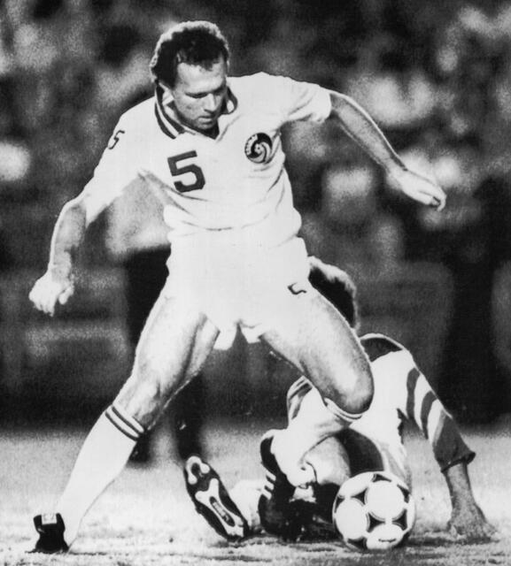 Der deutsche Libero Franz Beckenbauer gewinnt einen Zweikampf gegen einen am Boden liegenden Gegenspieler des mexikanischen America-Teams.  | Foto: upi/dpa/Archivbild