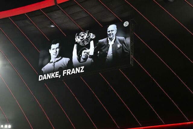 Die Anzeigetafel im Stadion zeigt Fotos des verstorbenen Franz Beckenbauer mit den Worten «Danke, Franz» vor dem Spiel. | Foto: Peter Kneffel/dpa