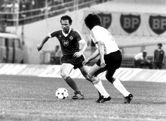 Spielszene mit Münchens Paul Breitner (r) und Hamburgs Franz Beckenbauer bei dessen Abschiedsspiel am 1.6.1982 im Hamburger Volksparkstadion.  | Foto: Werner Baum/dpa/Archivbild