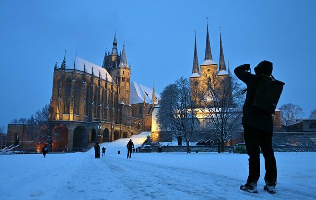 Der Theaterplatz in Dresden ist am Morgen verschneit.  | Foto: Robert Michael/dpa