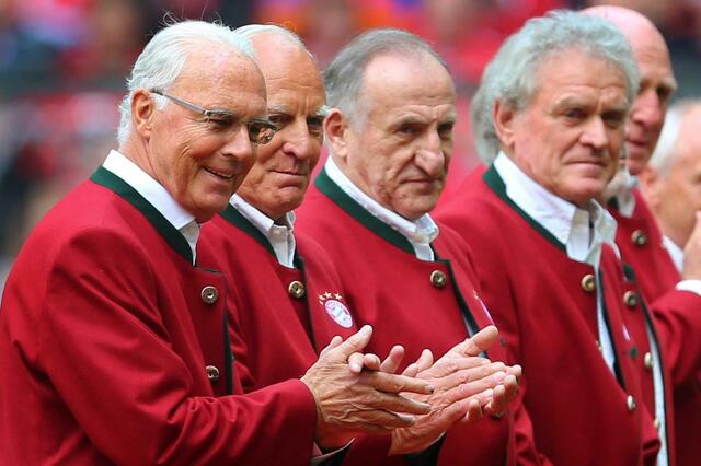 Franz Beckenbauer (l-r), Franz Roth, Georg Schwarzenbeck, Sepp Maier und Dieter Hoeneß stehen in der Allianz Arena.  | Foto: Karl-Josef Hildenbrand/dpa/Archivbild