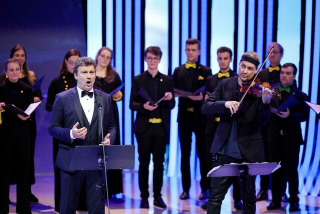 Jonas Kaufmann (l) wird bei der Gedenkfeier für Franz Beckenbauer für weitere ergreifende Momente sorgen. Er singt die italienische Version von "Time to say Goodbye".  | Foto: Christian Charisius/dpa/Archivbild