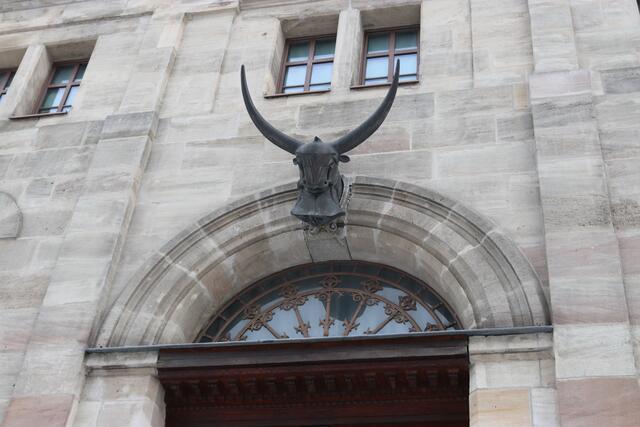 Die Skulptur über dem Eingang erinnert an den Namensgebenden ehemaligen Zweck der Halle. | Foto: Ebersberger