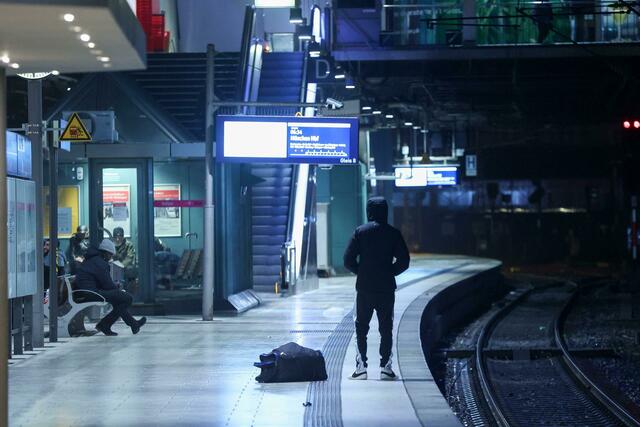 Nahezu leere Gleise am Hamburger Hauptbahnhof.  | Foto: Bodo Marks/dpa