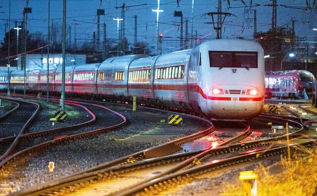 Erstmals im laufenden Tarifkonflikt umfasst der Streik auch ein komplettes Wochenende.  | Foto:  Boris Roessler/dpa
