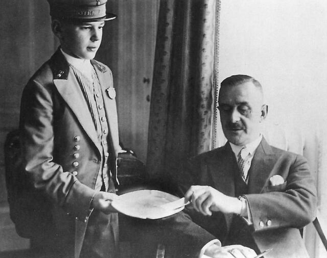 Thomas Mann (r) mit einem Bellboy im Hotel Adlon.  | Foto: -/Kempinski Hotels /dpa