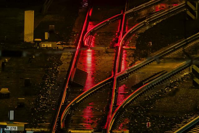 Die Gewerkschaft Deutscher Lokomotivführer (GDL) hat zu einem weiteren mehrtägigen Streik bei der Deutschen Bahn aufgerufen.  | Foto: Christoph Soeder/dpa