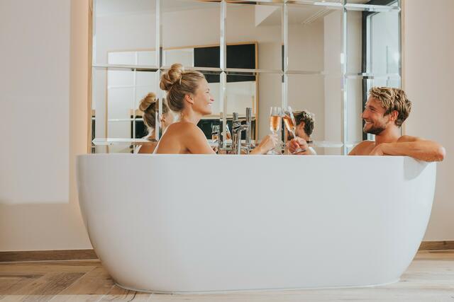 „Anstoßen auf die Wellness-Auszeit zu zweit.“ | Foto: Ortner‘s Resort