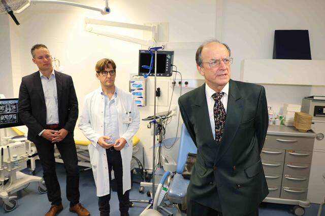 v.l.: Alexander Mohr, Vorstand Klinikum, Chefarzt der Urologie Prof. Dr. Andreas Blana, und Dr. Michael Fink, Vorsitzender des Fördervereins. | Foto: Udo Dreier