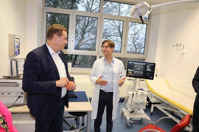 Bürgermeister Markus Braun und Chefarzt der Urologie Prof. Dr. Andreas Blana. | Foto: Udo Dreier