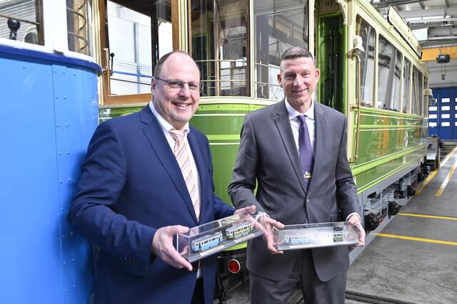 VAG-Aufsichtsratsvorsitzender und Bürgermeister Christian Vogel (l.) und VAG-Vorstandssprecher Tim Dahlmann-Resing vor den neu aufgebauten Zeppelingwagen in Krakau.
 | Foto: © VAG – Andreas Neuer