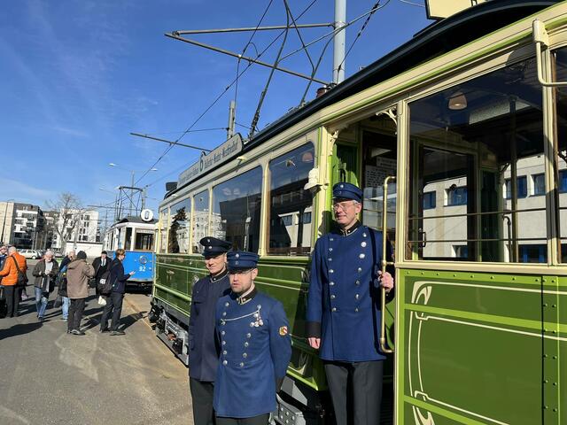 Endlich war es endlich soweit, in Nürnbergs polnischer Partnerstadt Krakau sind zwei „neue alte“ Zeppelinwagen zu einer ersten gemeinsamen Rundfahrt aufgebrochen. 
 | Foto: © Christian Vogel
