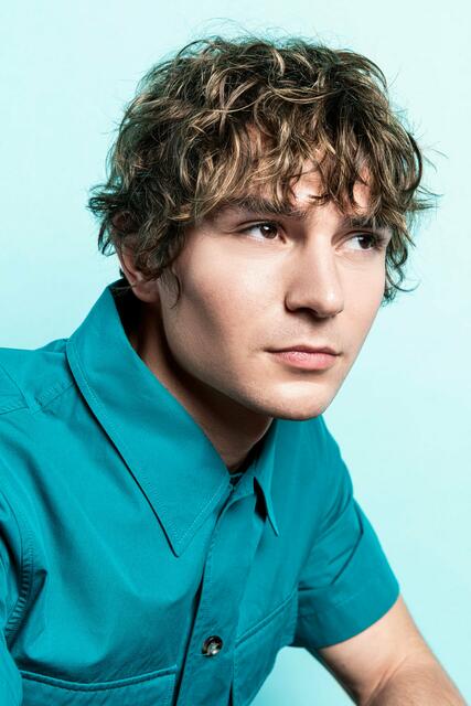 Lässig und relaxed wie ein Tag am Meer versprüht dieser Cut pures Sommer-Feeling. Lockiges oder welliges Haar mit einem Diffusor kneten und mit einer Lockencreme in Form bringen. Bei glattem Haar helfen große Umformungswickler nach. | Foto: © Zentralverband des Deutschen Friseurhandwerks