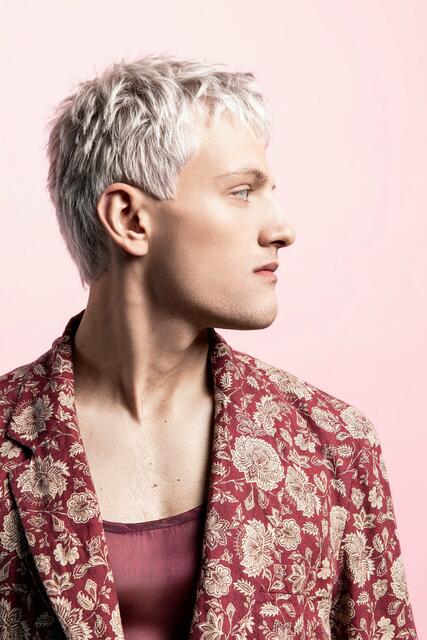 Stufungen stehen bei diesem Cut im Vordergrund. Voller als der Fade Cut und ohne ausrasierte Seiten setzt er ein Statement, was die Pastellcolorierung noch verstärkt. Deutlich treten Struktur und Textur hervor. Mattes Puder sorgt für Stabilität und Flexibilität. | Foto: © Zentralverband des Deutschen Friseurhandwerks