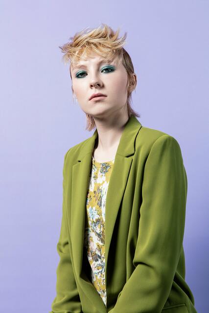 Voll im Trend ist und bleibt der Mullet. Neu interpretiert wird er in dieser Saison durch einen kompakt geschnittenen Nacken und grafische Linien. Vom lässigen Tageslook auf stylishe Abendvariante: Mit Wetgel und Lockenstab werden spannende Gegensätze kreiert. | Foto: © Zentralverband des Deutschen Friseurhandwerks