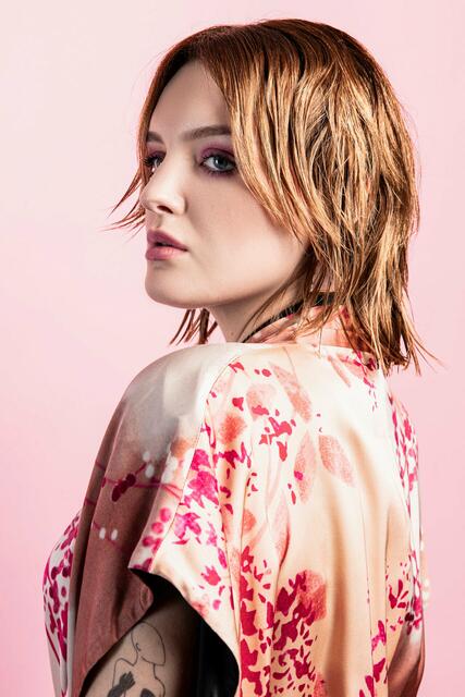 Einen plastischen Kontrast zur glatten Variante zeigt dieser absolut stylishe und moderne Wetlook. Einzelne feine Strähnen werden getwistet und über einen großen Lockenstab gedreht. Für den strähnigen Wetlook die Frisur mit den Fingern und Gel stylen und mit feuchtem Haarspray fixieren.
   | Foto: © Zentralverband des Deutschen Friseurhandwerks