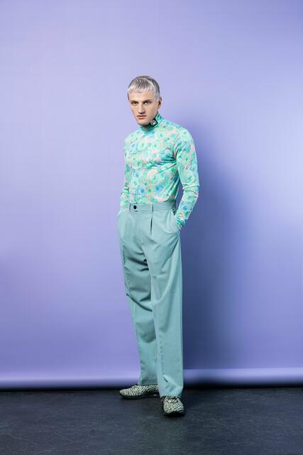 Elegant durch die angedeutete Wasserwelle und durch Wetgel mit einem Kamm glamourös in Szene gesetzt ist diese Variante des Cuts. Die markanten Konturen machen den glänzenden Look besonders spannend. Haarlack fixiert die Frisur. | Foto: © Zentralverband des Deutschen Friseurhandwerks