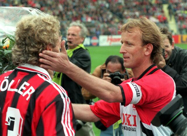 Andreas Brehme (r) spielte auch für den 1. FC Kaiserslautern in der Bundesliga.  | Foto: Gero Breloer/dpa